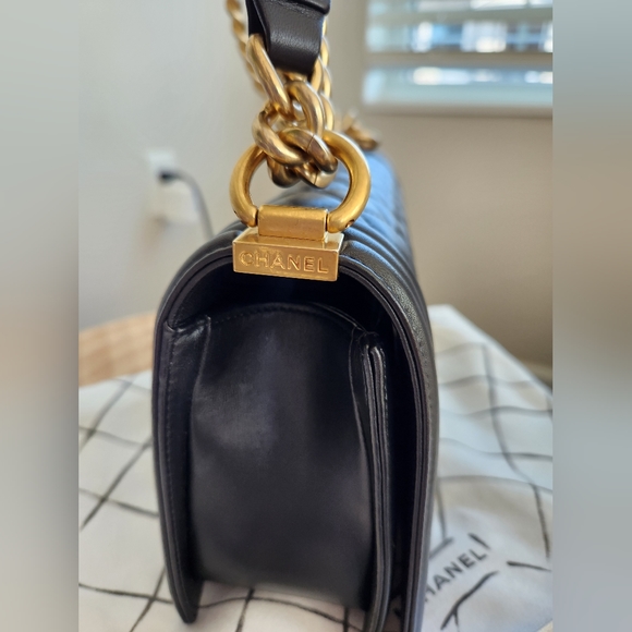 CHANEL Caviar Quilted Medium Boy Flap Black - Picture 7 of 15